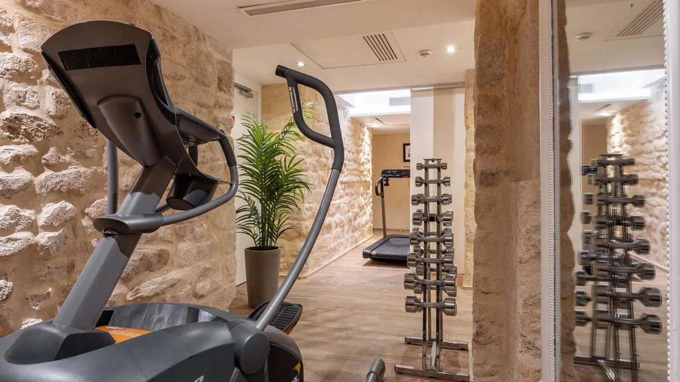 La salle de fitness en sous-sol propose une gamme d’équipements de sport ainsi que des vestiaires gratuits pour tous les clients de l’hôtel