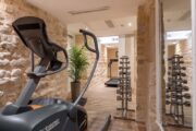 La salle de fitness en sous-sol propose une gamme d’équipements de sport ainsi que des vestiaires gratuits pour tous les clients de l’hôtel