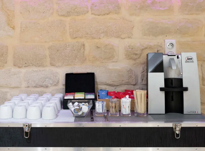 Détails de la salle de réunion Belmondo à l’Hôtel 123 Sébastopol à Paris