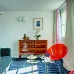 Salon d’un Appartement avec un canapé, une chaise et une commode à l’Hôtel Lorette