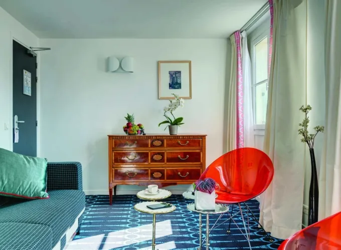 Salon d’un Appartement avec un canapé, une chaise et une commode à l’Hôtel Lorette