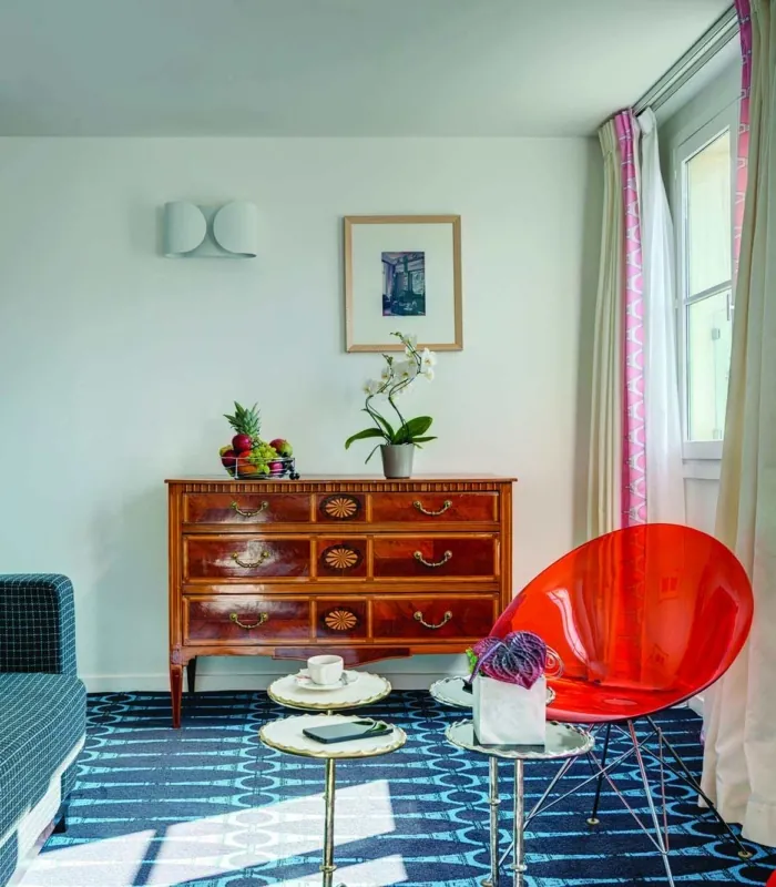 Salon d’un Appartement avec un canapé, une chaise et une commode à l’Hôtel Lorette