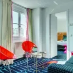 Salon d’un Appartement avec un canapé et deux chaises à l’Hôtel Lorette