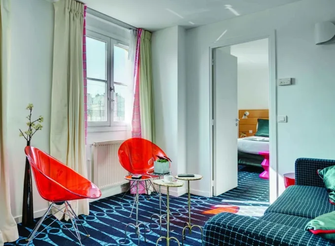 Salon d’un Appartement avec un canapé et deux chaises à l’Hôtel Lorette