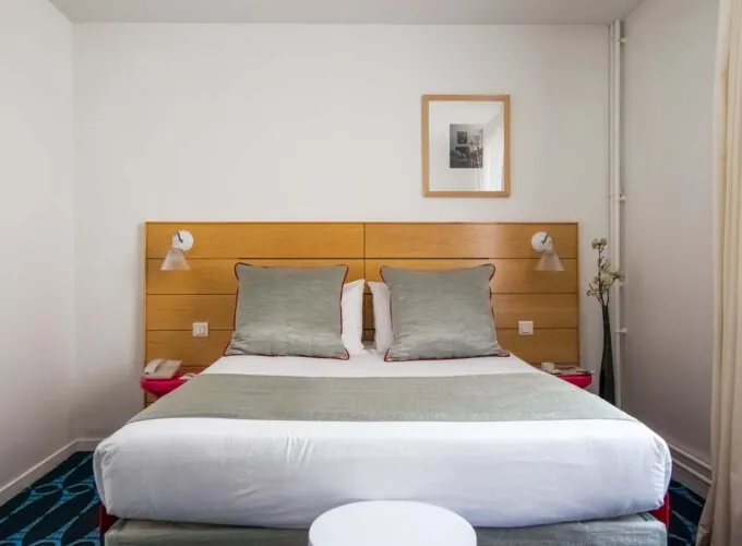 Chambre Double avec un lit et un tableau au mur au-dessus du lit à l’Hôtel Lorette