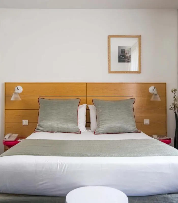 Chambre Double avec un lit et un tableau au mur au-dessus du lit à l’Hôtel Lorette