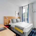 Chambre Double avec un lit double et une télévision à écran plat à l’Hôtel Lorette