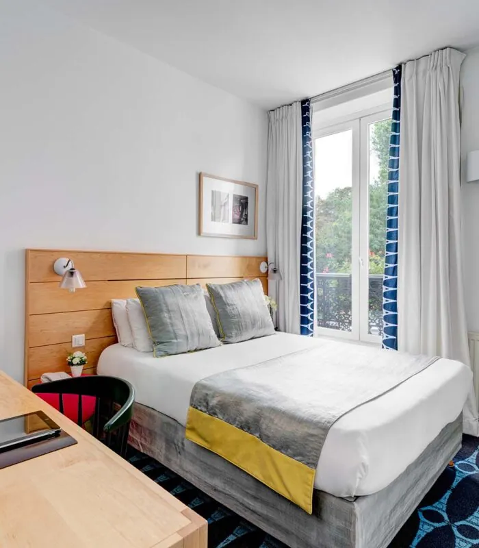 Chambre Double avec un lit double et une télévision à écran plat à l’Hôtel Lorette