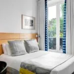 Chambre Double avec un lit et une fenêtre à l’Hôtel Lorette