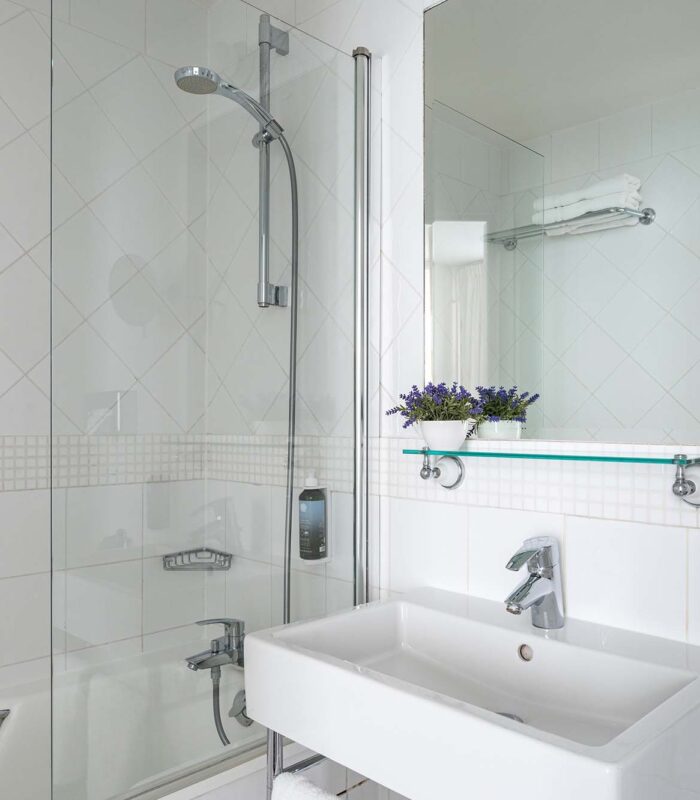 Salle de bain d’une Chambre Double Supérieure avec un lavabo, un miroir et une douche à l’Hôtel Lorette
