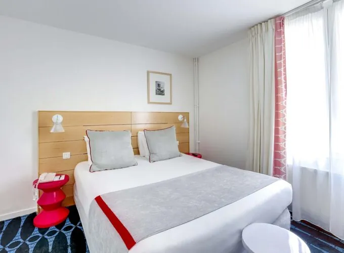 Chambre Familiale avec un lit et un tableau au mur à l’Hôtel Lorette