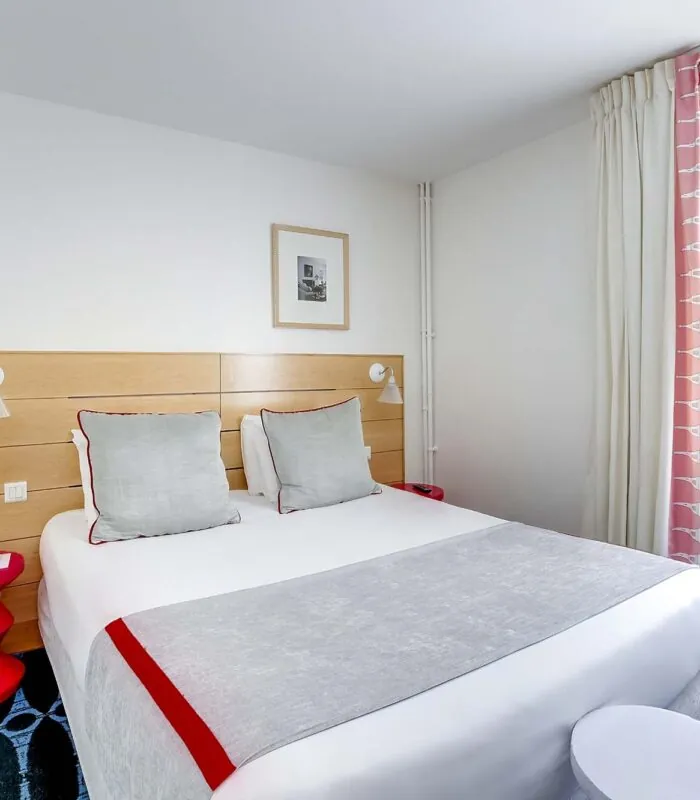 Chambre Familiale avec un lit et un tableau au mur à l’Hôtel Lorette