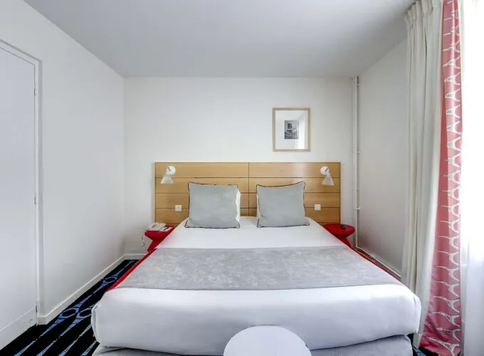 Chambre Familiale avec un lit et un tableau au mur à l’Hôtel Lorette