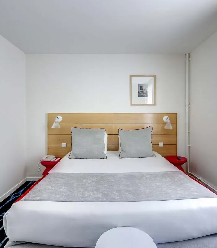 Chambre Familiale avec un lit et un tableau au mur à l’Hôtel Lorette