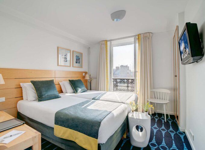 Chambre Familiale avec deux lits et une télévision à écran plat à l’Hôtel Lorette