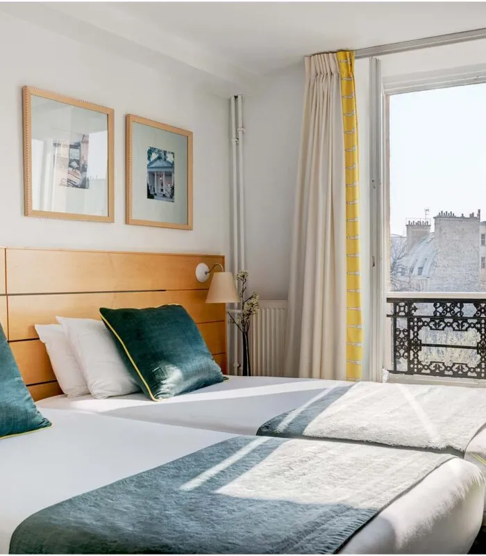 Chambre Familiale avec deux lits et une fenêtre ouverte à l’Hôtel Lorette