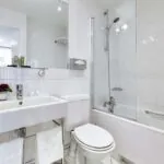 Salle de bain d’une Chambre Familiale avec un WC, un lavabo et une baignoire à l’Hôtel Lorette