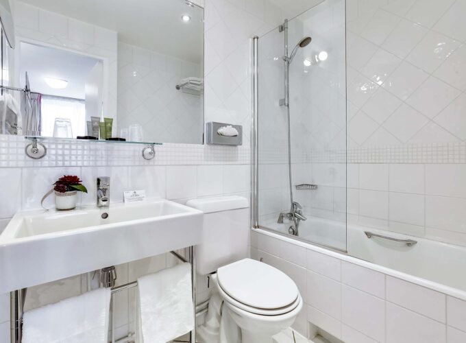 Salle de bain d’une Chambre Familiale avec un WC, un lavabo et une baignoire à l’Hôtel Lorette