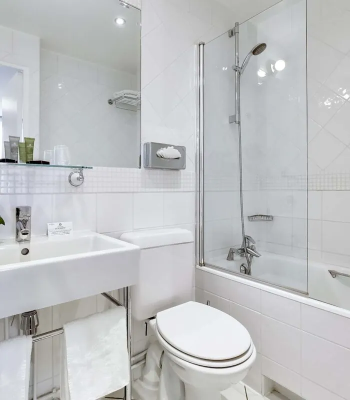 Salle de bain d’une Chambre Familiale avec un WC, un lavabo et une baignoire à l’Hôtel Lorette