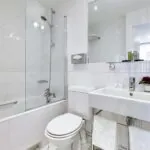 Salle de bain d’une Chambre Familiale avec un WC, un lavabo et une baignoire à l’Hôtel Lorette