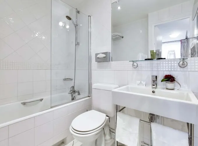 Salle de bain d’une Chambre Familiale avec un WC, un lavabo et une baignoire à l’Hôtel Lorette