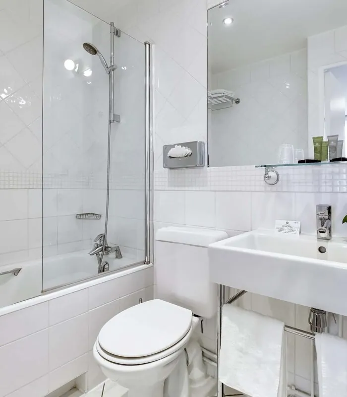 Salle de bain d’une Chambre Familiale avec un WC, un lavabo et une baignoire à l’Hôtel Lorette