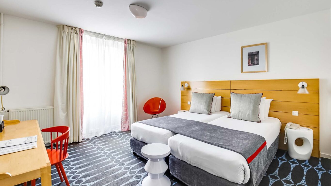 Confortable et spacieuse, la Chambre Familiale Supérieure est idéale pour profiter de Paris ensemble dans un cadre chaleureux et relaxant