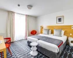 Confortable et spacieuse, la Chambre Familiale Supérieure est idéale pour profiter de Paris ensemble dans un cadre chaleureux et relaxant