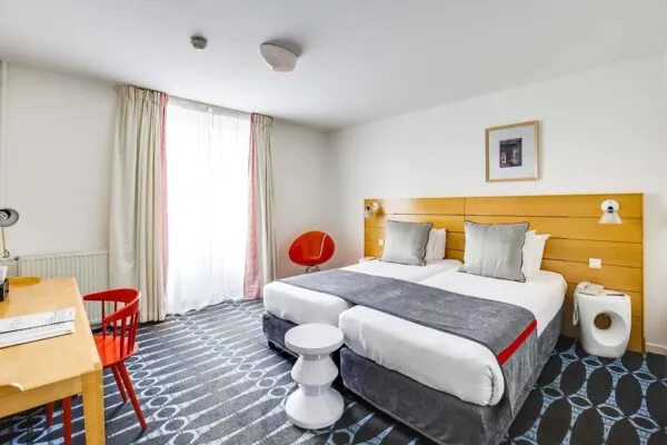 Confortable et spacieuse, la Chambre Familiale Supérieure est idéale pour profiter de Paris ensemble dans un cadre chaleureux et relaxant