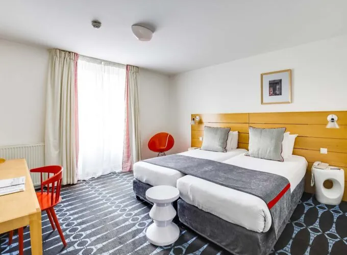 Chambre Familiale Supérieure avec deux lits et un bureau à l’Hôtel Lorette