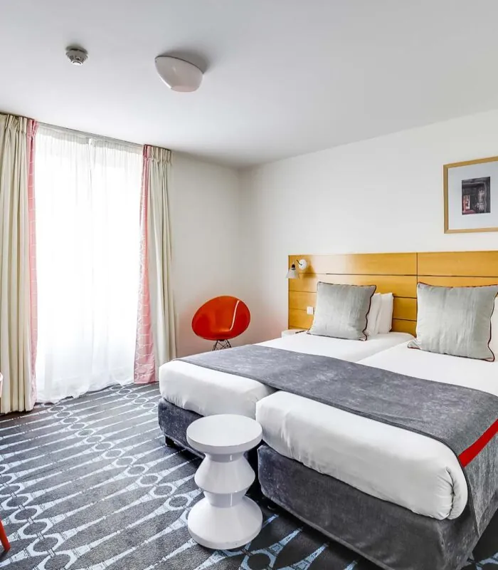 Chambre Familiale Supérieure avec deux lits et un bureau à l’Hôtel Lorette