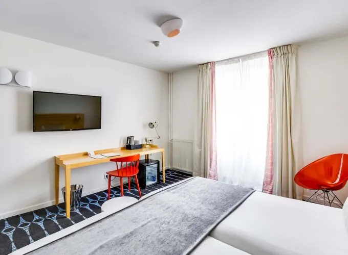 Chambre Familiale Supérieure avec un bureau et une télévision à écran plat à l’Hôtel Lorette