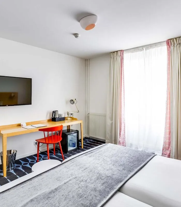 Chambre Familiale Supérieure avec un bureau et une télévision à écran plat à l’Hôtel Lorette
