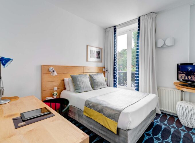 Chambre Familiale Supérieure avec un petit lit et une télévision à écran plat à l’Hôtel Lorette