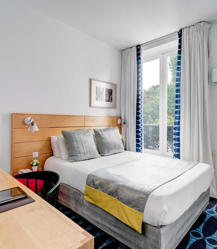 Chambre Familiale Supérieure avec un petit lit et une télévision à écran plat à l’Hôtel Lorette