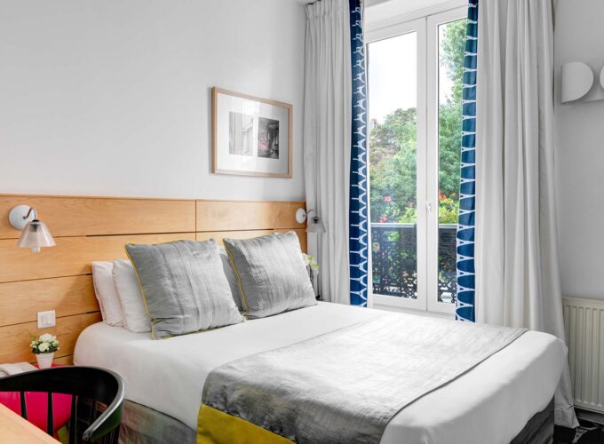 Chambre Familiale Supérieure avec un lit et une fenêtre à l’Hôtel Lorette