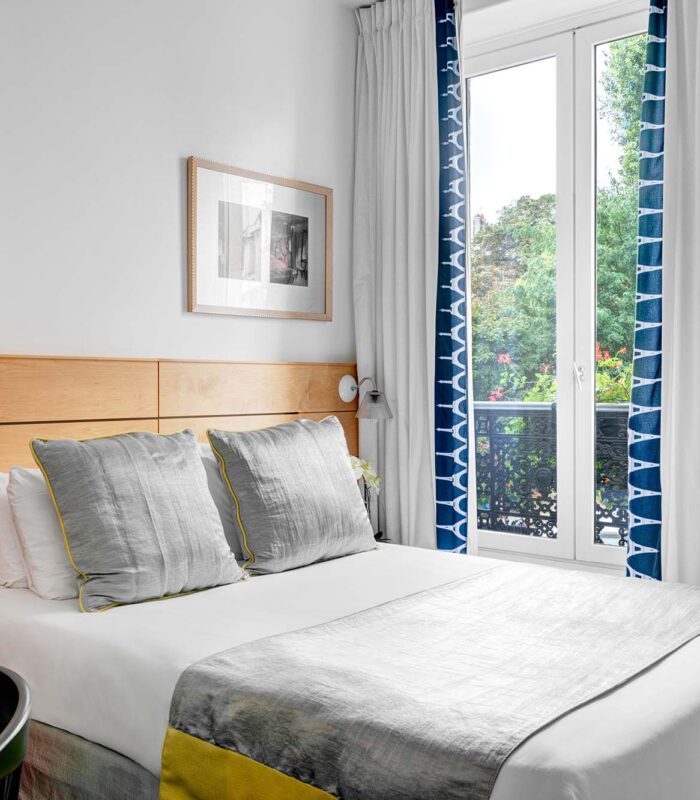 Chambre Familiale Supérieure avec un lit et une fenêtre à l’Hôtel Lorette