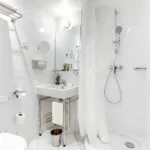 Salle de bain d’une Chambre Familiale Supérieure avec un WC, un lavabo et une douche à l’Hôtel Lorette