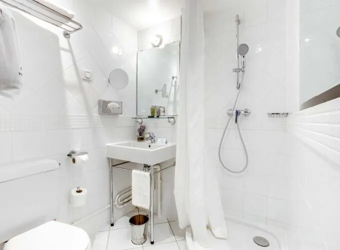 Salle de bain d’une Chambre Familiale Supérieure avec un WC, un lavabo et une douche à l’Hôtel Lorette