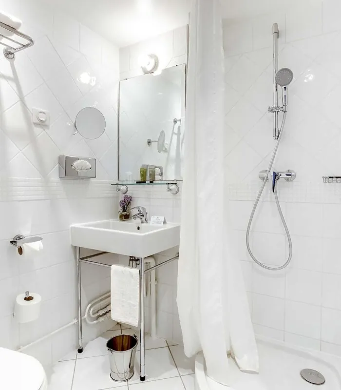 Salle de bain d’une Chambre Familiale Supérieure avec un WC, un lavabo et une douche à l’Hôtel Lorette