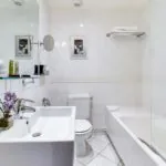 Salle de bain d’une Chambre Familiale Supérieure avec un lavabo, un WC et une baignoire à l’Hôtel Lorette