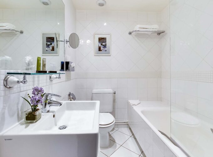 Salle de bain d’une Chambre Familiale Supérieure avec un lavabo, un WC et une baignoire à l’Hôtel Lorette