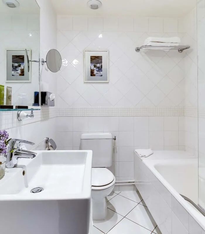 Salle de bain d’une Chambre Familiale Supérieure avec un lavabo, un WC et une baignoire à l’Hôtel Lorette