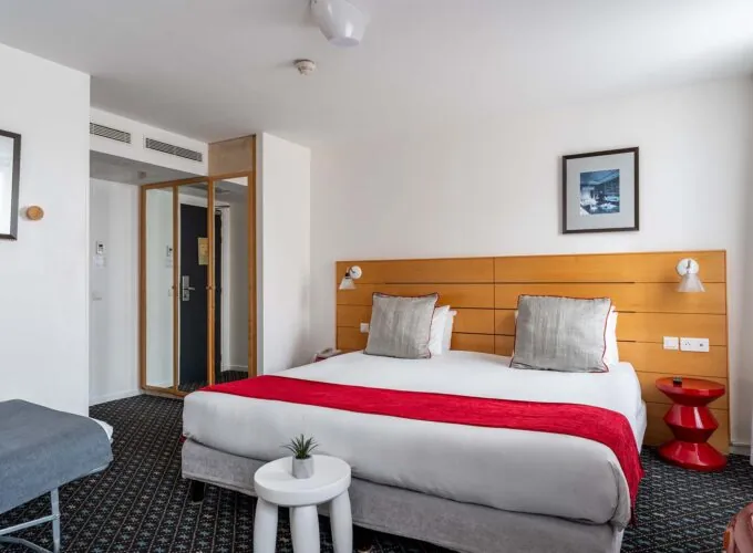 Chambre Privilège avec un lit et un tableau au mur à l’Hôtel Lorette