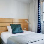 Chambre Single avec un lit simple et une fenêtre à l’Hôtel Lorette