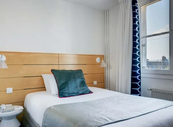 Chambre Single avec un lit simple et une fenêtre à l’Hôtel Lorette