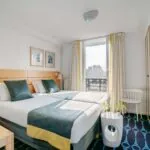 Chambre Twin avec deux lits et une télévision à écran plat à l’Hôtel Lorette