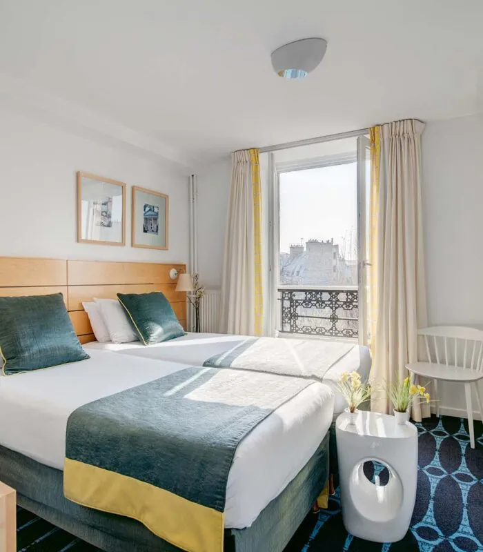 Chambre Twin avec deux lits et une télévision à écran plat à l’Hôtel Lorette