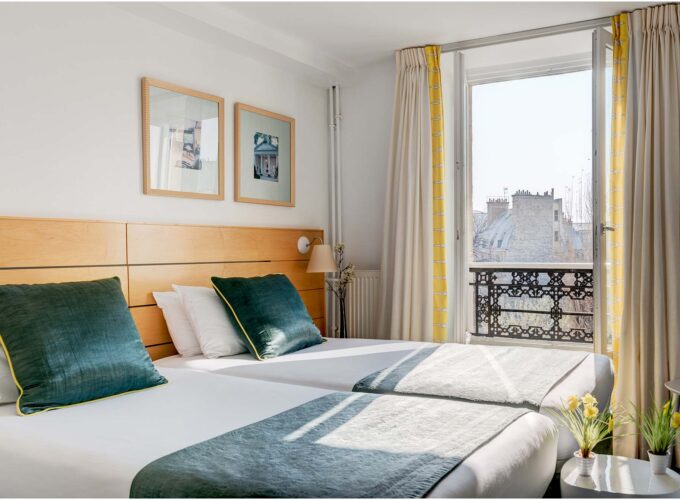 Chambre Twin avec deux lits et une fenêtre ouverte à l’Hôtel Lorette