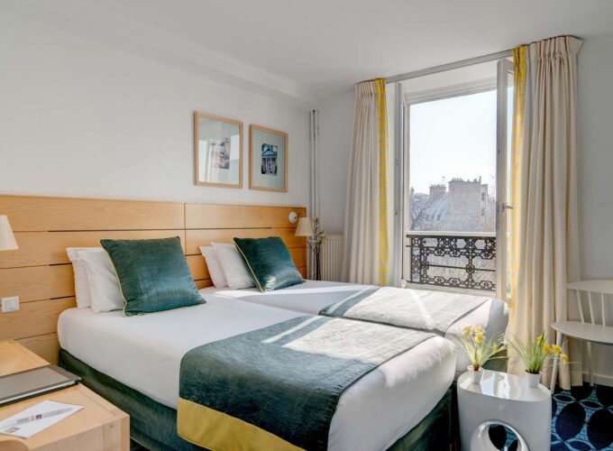 Chambre Twin avec deux lits et une fenêtre à l’Hôtel Lorette